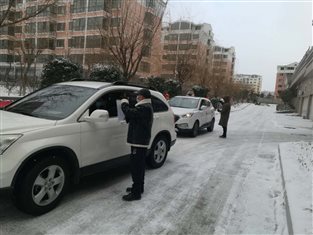 藍(lán)海投資張龍陽、侯杰，天福雅苑卡點執(zhí)勤.jpg